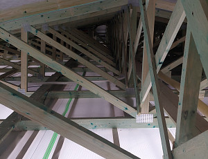 Zateplení stropu novostavby rodinného domu pomocí foukané izolace